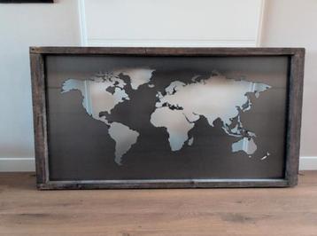 Houten lijst met ijzeren wereldkaart wanddeco beschikbaar voor biedingen