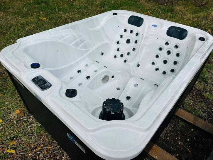 Jacuzzi 3 persoons merk Gecko (8 maand gebruikt), Tuin en Terras, Bubbelbaden en Hottubs, Zo goed als nieuw, Vast, Filter, Ophalen of Verzenden