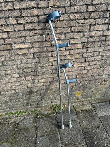 Set zgan elleboog unieverzeel  loop krukken beschikbaar voor biedingen