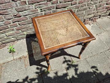 Retro vintage Faux bamboo bijzettafel beschikbaar voor biedingen