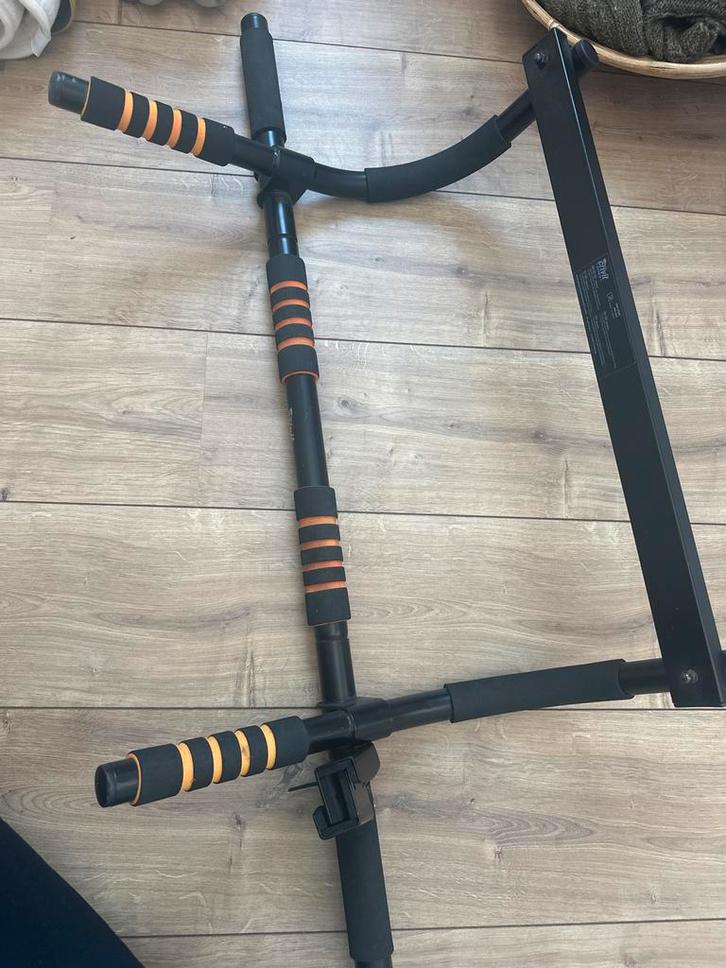 Optrekstang voor de deur - Pullups en core training, Sport en Fitness, Fitnessmaterialen, Gebruikt, Oprekstang, Armen, Ophalen