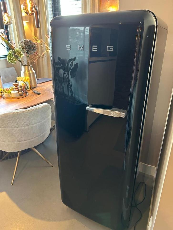 Mooie zwarte SMEG koelkast incl. vriesvak, Witgoed en Apparatuur, Koelkasten en IJskasten, Gebruikt, Met aparte vriezer, 200 liter of meer