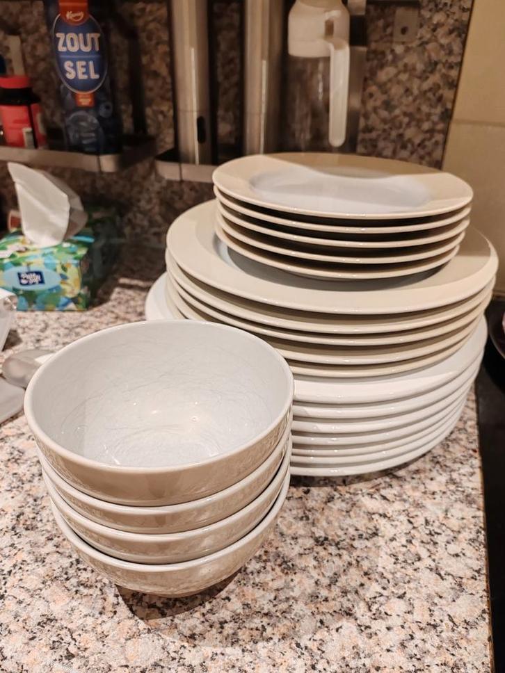 Borden Set - Borden Service, Huis en Inrichting, Keuken | Servies, Gebruikt, Compleet servies, Effen, Aardewerk, Ophalen of Verzenden