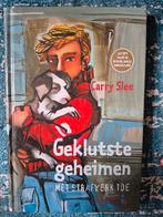 Carry Slee - Geklutste geheimen met strafwerk toe, Ophalen of Verzenden, Zo goed als nieuw, Carry Slee