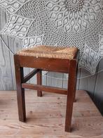 Oud krukje met biezen zitting, Huis en Inrichting, Krukjes, Ophalen, Gebruikt, Hout