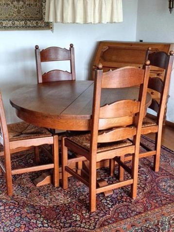 Klassieke Houten Eettafel met 4 Stoelen - Uitschuifbaar beschikbaar voor biedingen