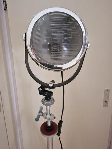 Vintage Autolamp Kamerlamp op Driepoot beschikbaar voor biedingen
