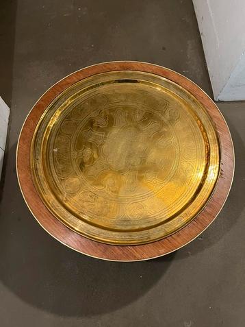 Unieke salontafel met koperen blad beschikbaar voor biedingen