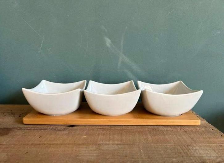 Houten plankje met 3 schaaltjes, Huis en Inrichting, Keuken | Servies, Zo goed als nieuw, Schaal of Schalen, Wedgwood, Aardewerk