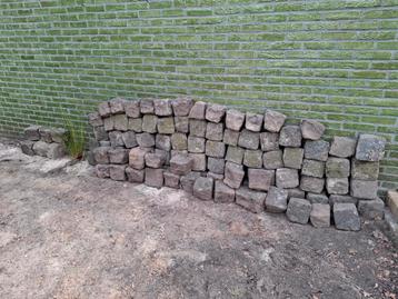 Basalt stapelblokken beschikbaar voor biedingen