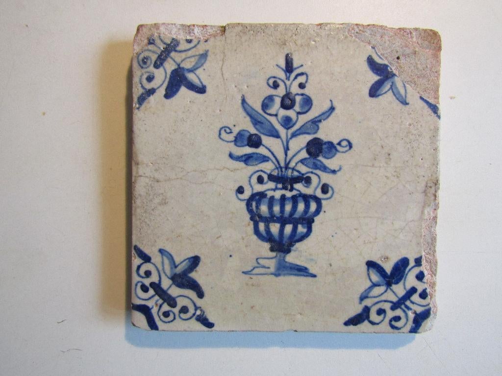 een 17e eeuwse tegel met een vaas met bloemen., Antiek en Kunst, Ophalen of Verzenden