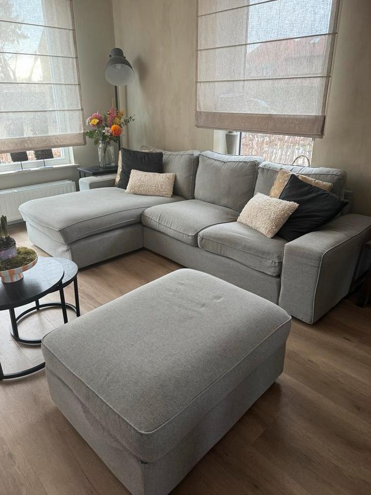 Grijze zitbank met hocker - Ikea - Rookvrij, Huis en Inrichting, Banken | Bankstellen, Zo goed als nieuw, Hoekbank, Vierpersoons of meer