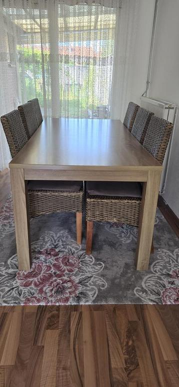Eet tafel met 6 stoelen beschikbaar voor biedingen