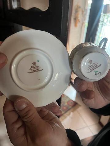  Ophangkastje met serviesgoed te koop gezellig en compleet️ beschikbaar voor biedingen