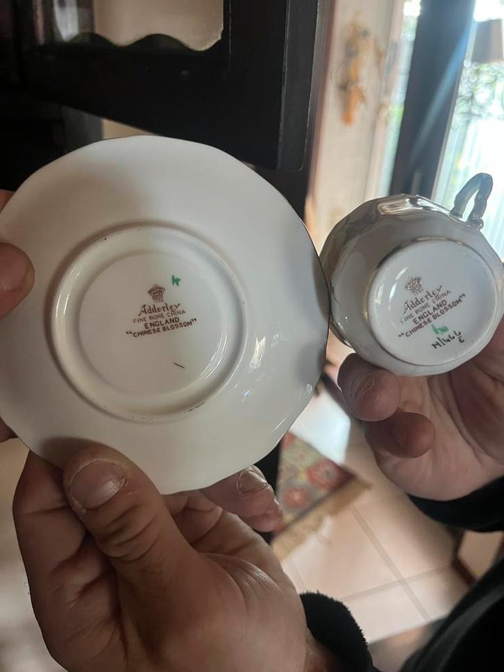Ophangkastje met serviesgoed te koop gezellig en compleet️, Antiek en Kunst, Antiek | Servies compleet, Ophalen