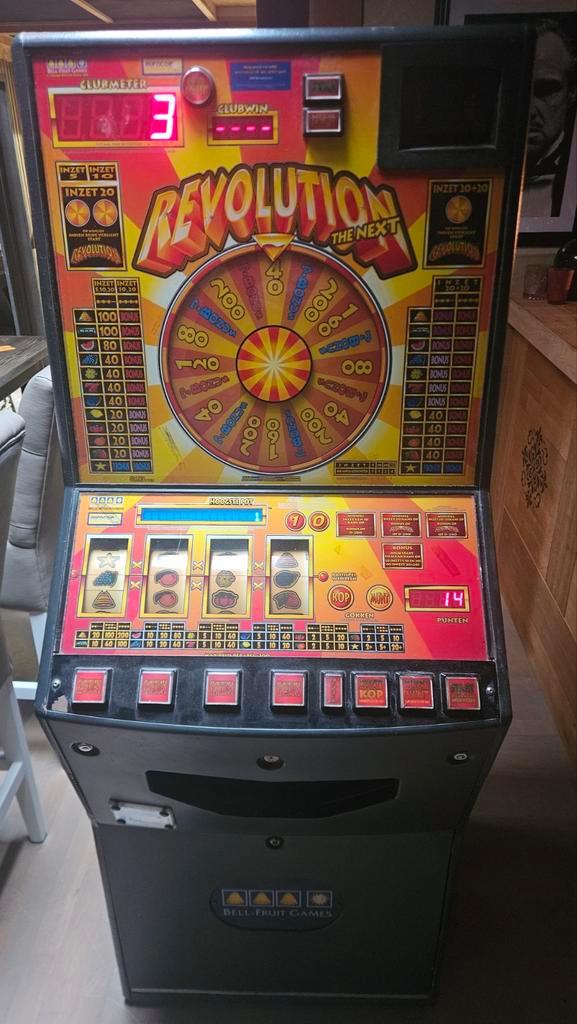 Gokkast Revolution The Next op - Klassieker!, Verzamelen, Automaten | Gokkasten en Fruitautomaten, Gebruikt, Euro, Met sleutels