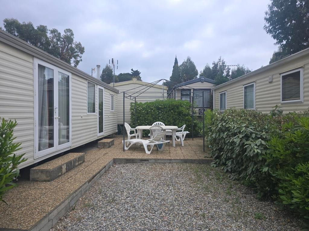 In de zon aan de Cote d'Azur, Zwembad