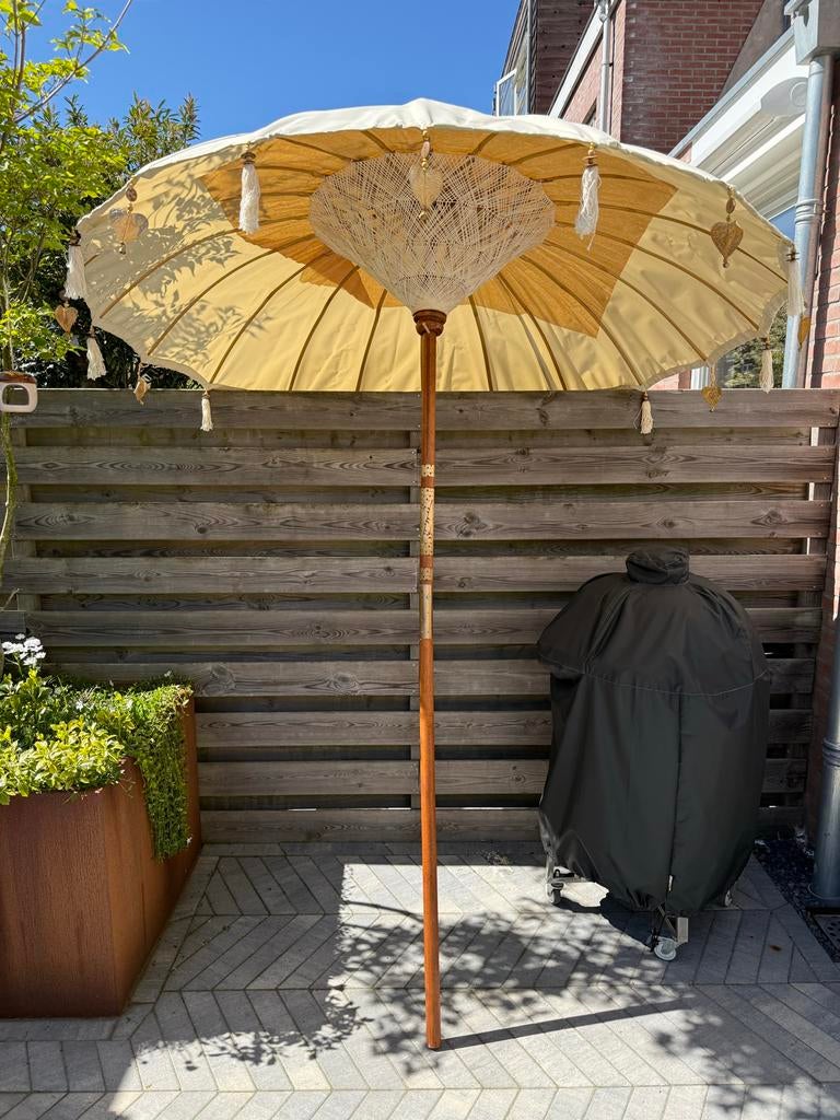 Decoratieve Balinese Parasol - Crème. Per stuk €75, Ophalen of Verzenden, Gebruikt, 2 tot 3 meter, Stokparasol