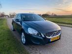 Volvo V60 T3 Momentum 2013 Grijs, Auto's, Voorwielaandrijving, 1596 cc, Stof, Metallic lak