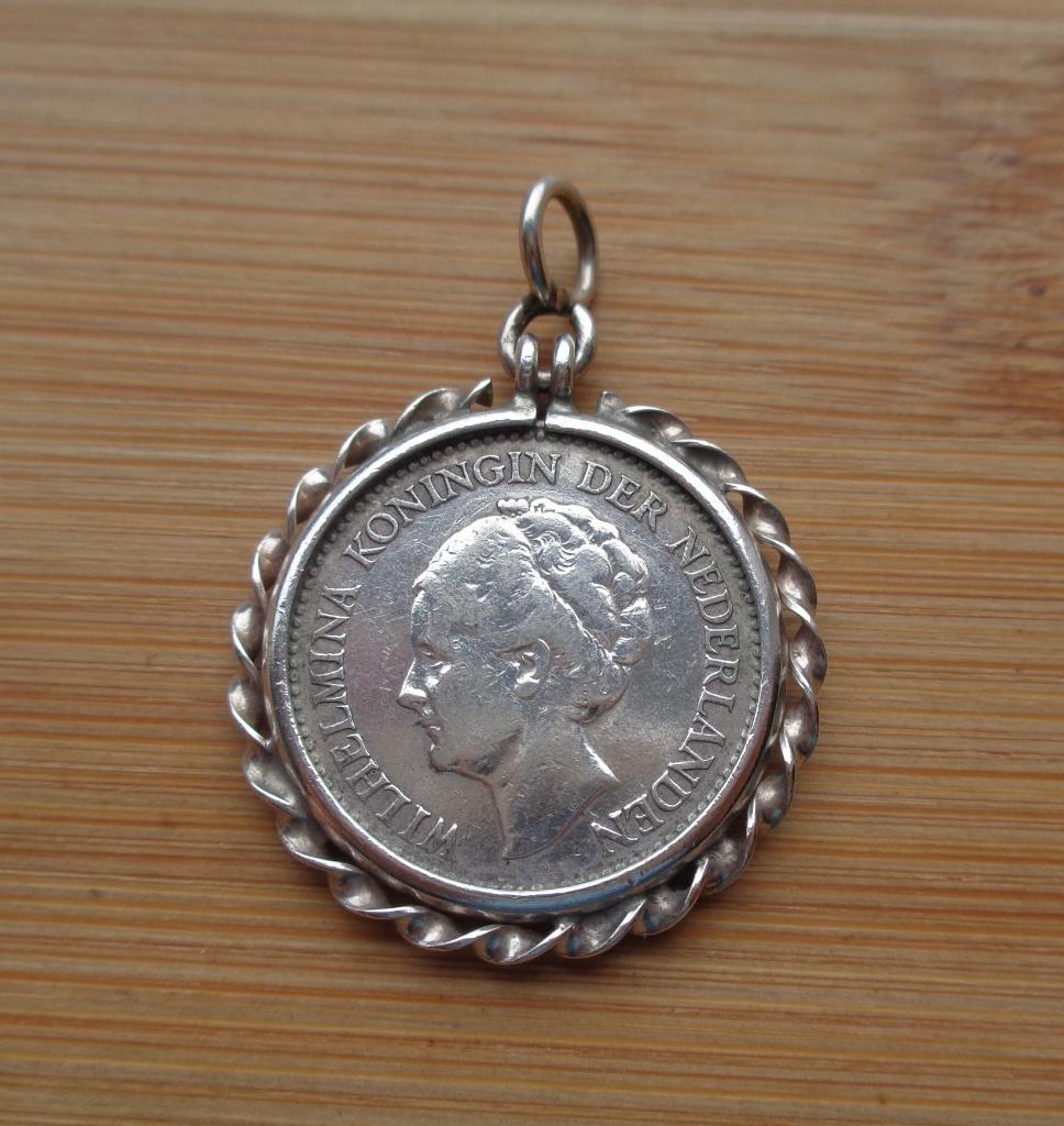 zilveren hanger 1/2 gulden in krans [617], Verzenden, Zilver, Hanger