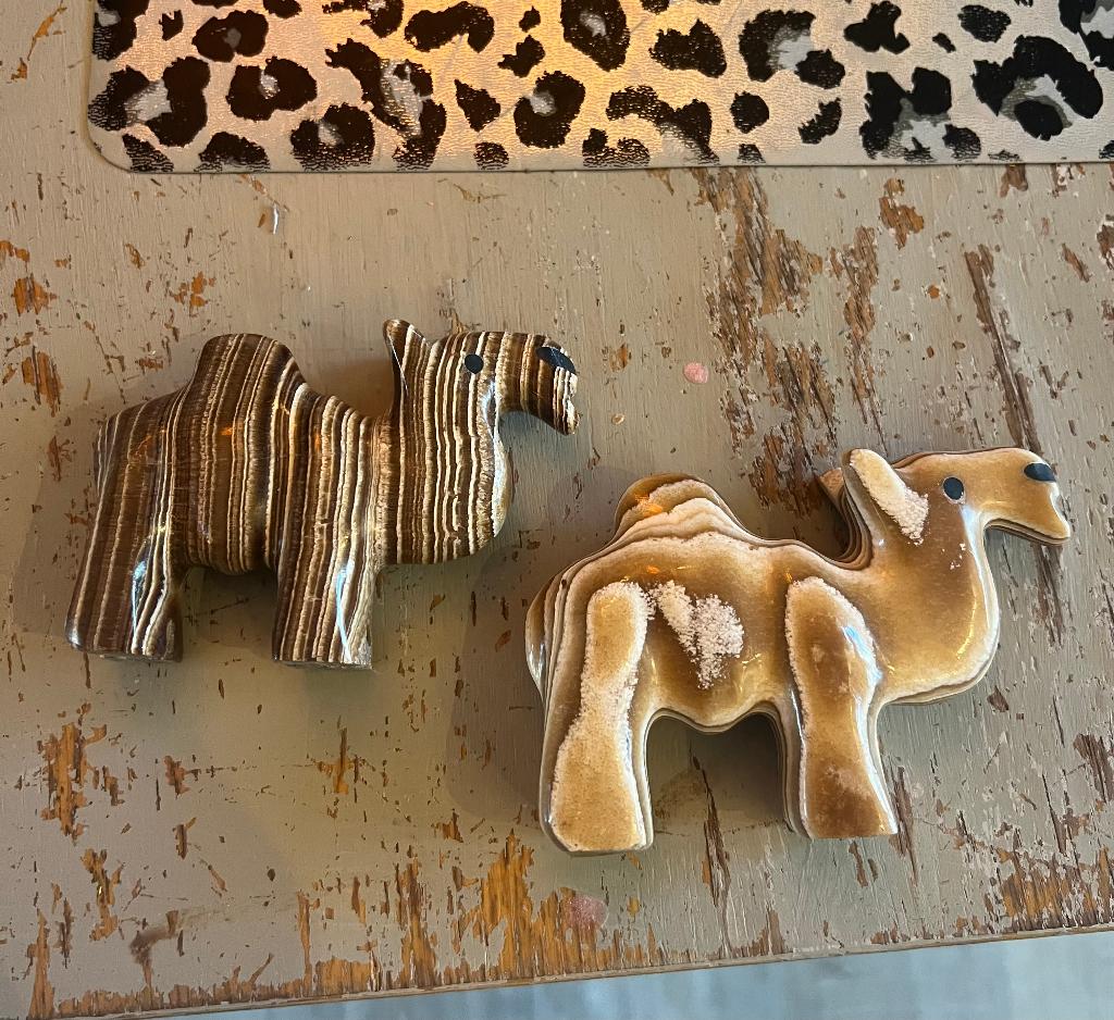 Kamelen dromedaris beeldjes aragoniet decoratie natuursteen, Ophalen of Verzenden, Zo goed als nieuw, Dier