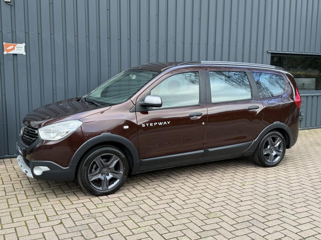 Dacia Lodgy 1.2 TCe Stepway 7-PERSOONS!/NAVIGATIE/DEALER OND, Auto's, Dacia, Voorwielaandrijving, Gebruikt, Zwart, 4 cilinders