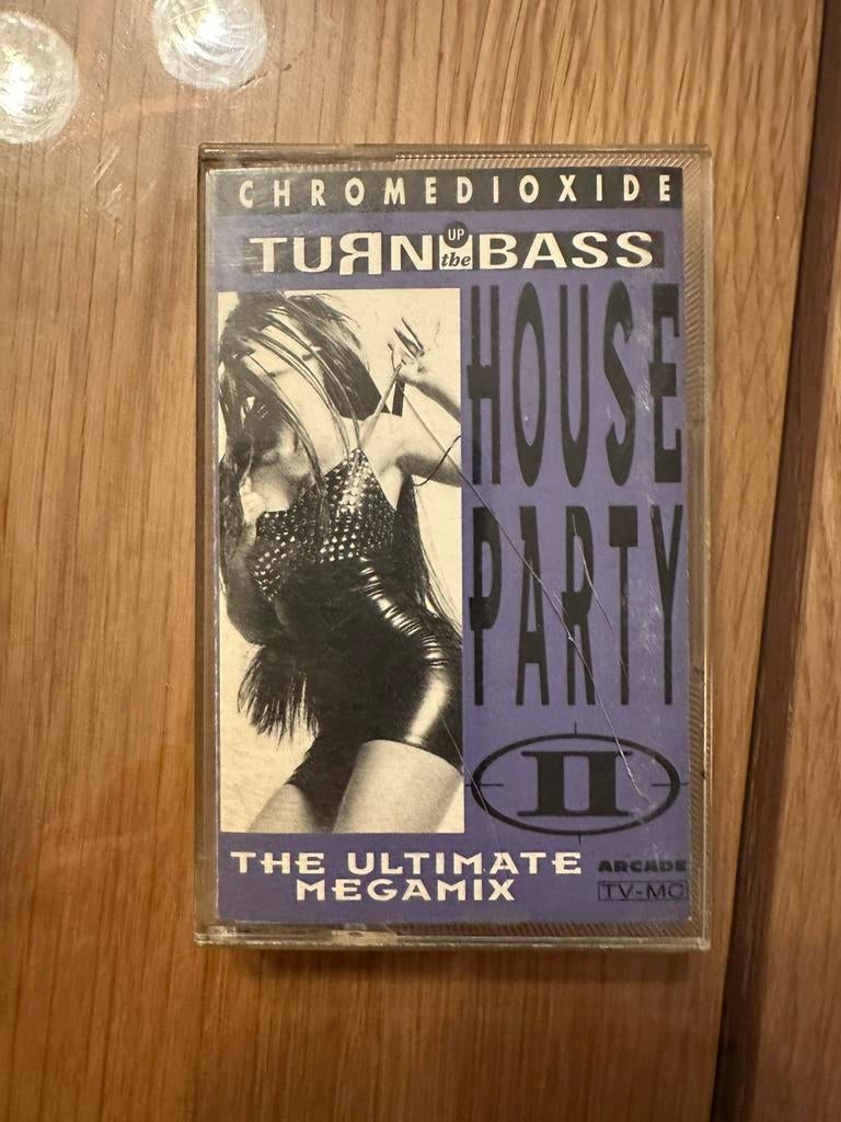Cassettebandje Turn up the Base House Party 2, Cd's en Dvd's, Ophalen of Verzenden, Gebruikt, Dance, 1 bandje
