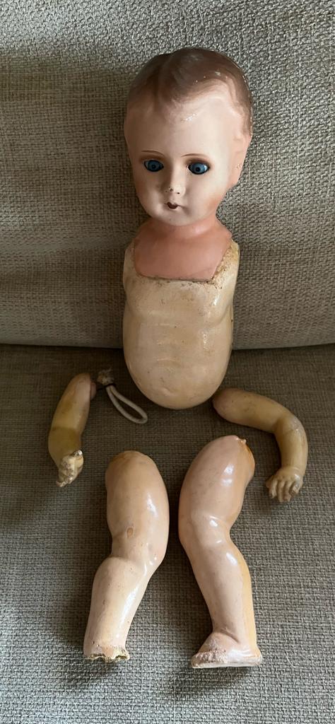 85 jaar oude Friese klederdracht pop. Losse delen + kleding., Verzenden, Gebruikt, Pop