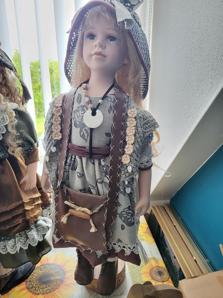 Ouderwetse pop op standaard, Ophalen of Verzenden, Zo goed als nieuw, Actiefiguurtje