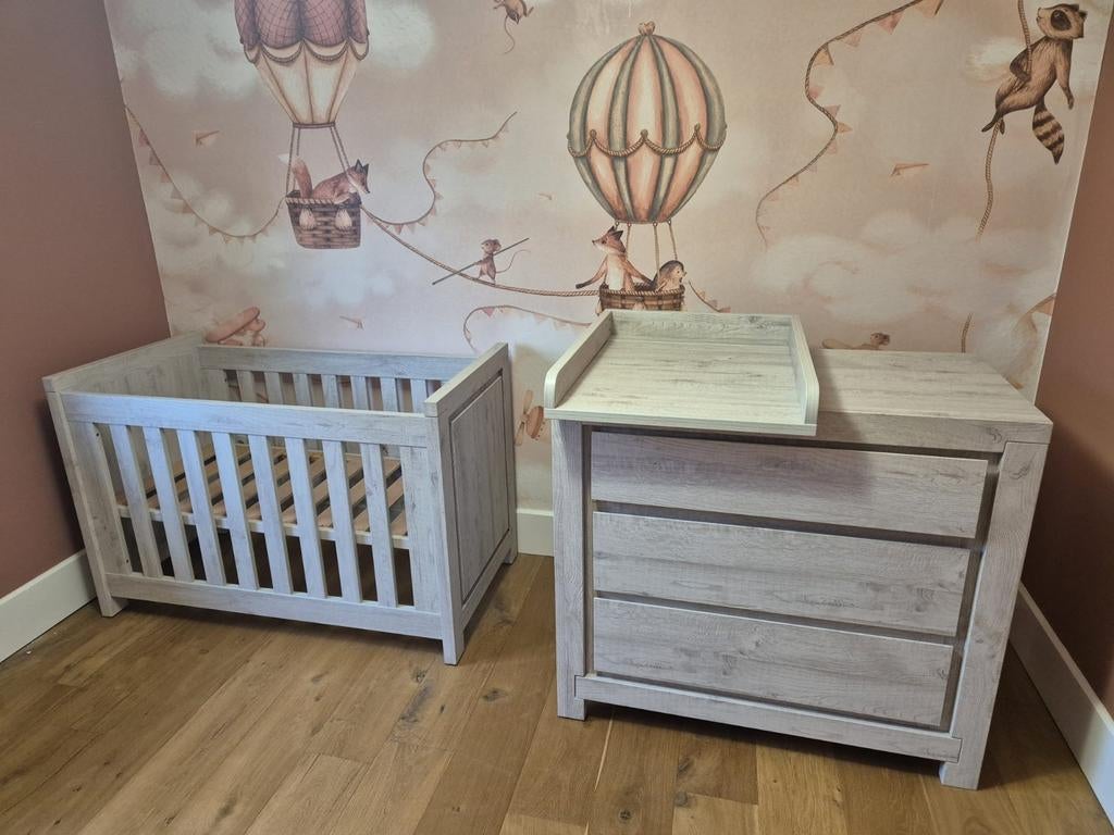 Babykamer set - ledikant en commode, Ophalen, 50 tot 70 cm, Voetruimte, 100 cm of meer