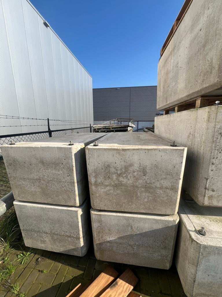 Betonnen drijvers met polystyreen en RVS draadeinden, Ophalen of Verzenden, Zo goed als nieuw
