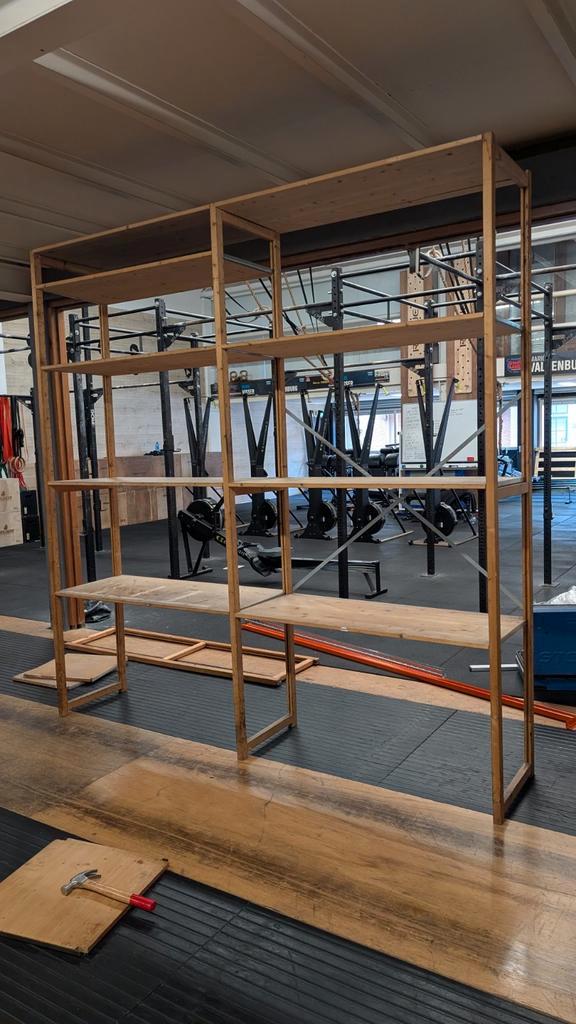 Gratis af te halen: Houten legbordstelling - Weg=Weg!, Huis en Inrichting, Kasten | Stellingkasten, Gebruikt, Ophalen