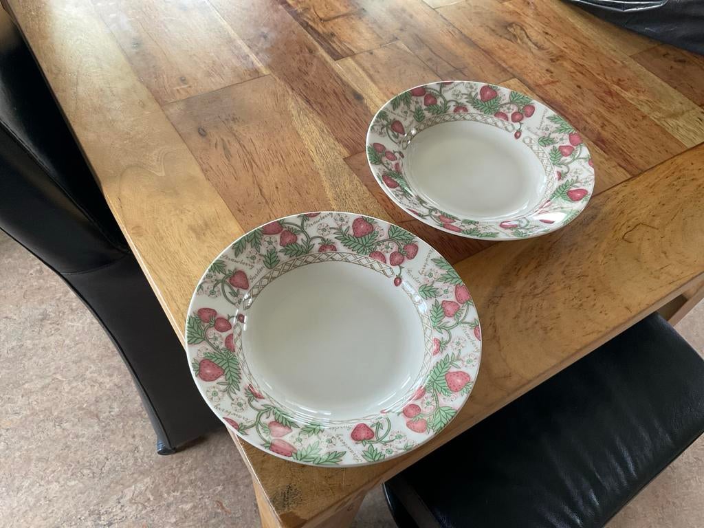 Claytan Strawberry Garden Diepe Borden - Set van 2, Nieuw, Ophalen of Verzenden, Bord(en), Overige stijlen
