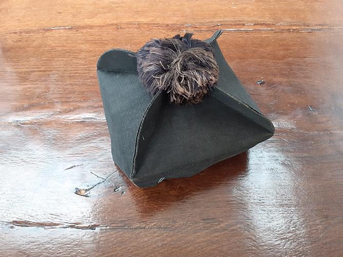 Oude bonnet ( hoofddeksel priester RK), Ophalen of Verzenden