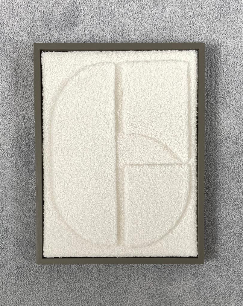 Schilderij van bouclé meubelstof - off white in bruine lijst, Minder dan 50 cm, Oorspronkelijke maker, Nieuw, Ophalen of Verzenden