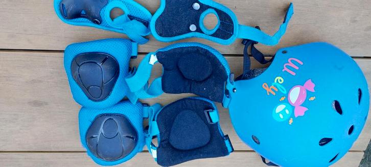 Kinderhelm en beschermers set - Blauw (Maat S), Fietsen en Brommers, Fietsaccessoires | Fietshelmen, Gebruikt, Jongen of Meisje