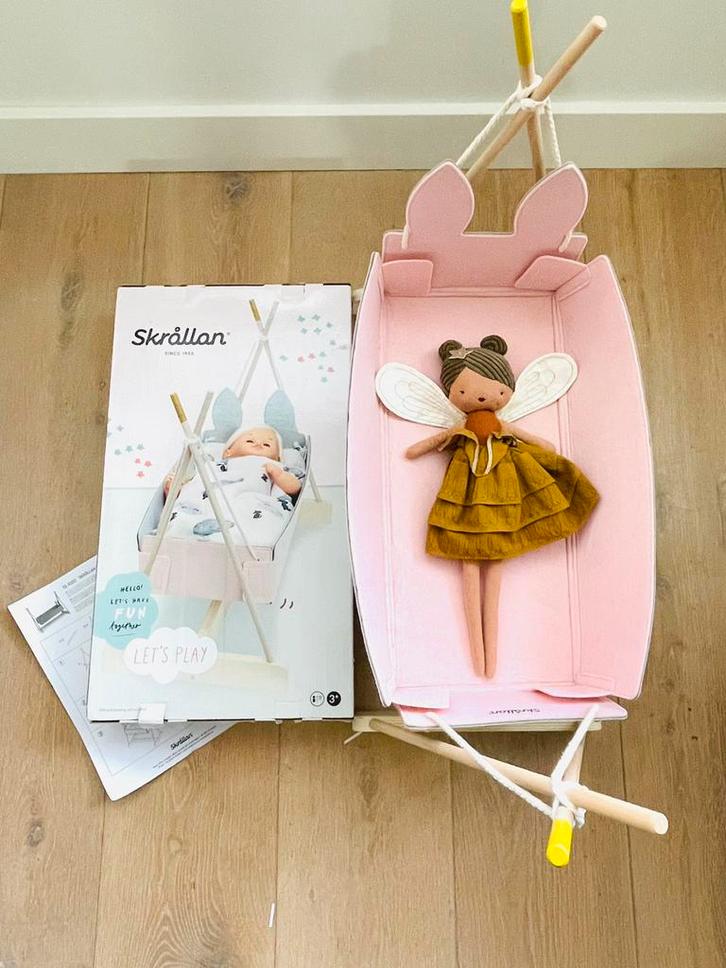 Skrallan houten poppenwieg poppenbed, roze bed wiegje poppen, Kinderen en Baby's, Speelgoed | Poppen, Zo goed als nieuw, Babypop