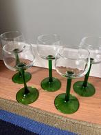8 glazen met groene voet, roemer achtig en gegraveerd, Antiek en Kunst, Ophalen of Verzenden