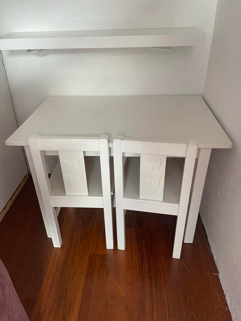 IKEA Kindertafel met twee stoeltjes - Gebruikt, Kinderen en Baby's, Kinderkamer | Tafels en Stoelen, Ophalen, Gebruikt, Tafel(s) en Stoel(en)