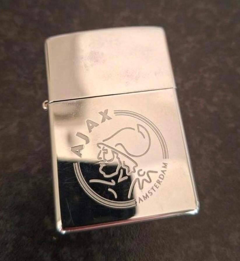 Nieuwe Zippo aansteker met Ajax logo, Verzamelen, Rookartikelen, Aanstekers en Luciferdoosjes, Ophalen of Verzenden, Nieuw, Aansteker