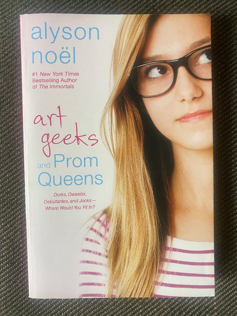 Alyson Noël - Art Geeks and Prom Queens. (Engelstalig), Ophalen of Verzenden, Zo goed als nieuw, Alyson Noël