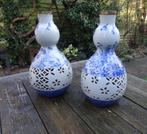 Set zeer grote knobbelvazen, opengewerkt a/d body, porselein, Ophalen