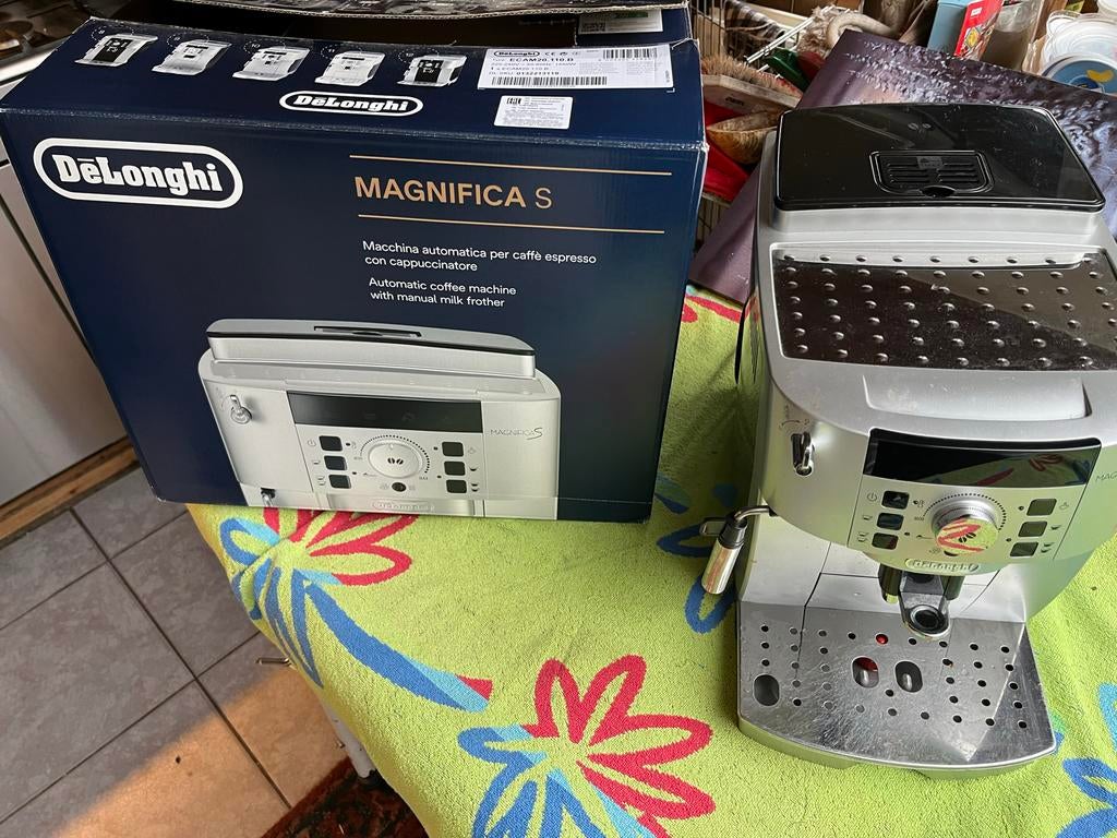 DeLonghi Magnifica S koffiemachine, Witgoed en Apparatuur, Koffiezetapparaten, Afneembaar waterreservoir, Gebruikt, Koffiemachine