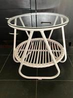 Rond 'rotan' tafeltje met glasplaat, Huis en Inrichting, Tafels | Bijzettafels, Minder dan 55 cm, Gebruikt, Metaal of Aluminium