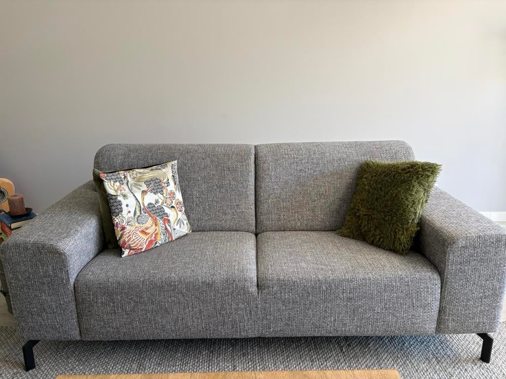 Leuke hele nette grijze bank, zo goed als nieuw, Ophalen, Zo goed als nieuw, 75 tot 100 cm, Tweepersoons