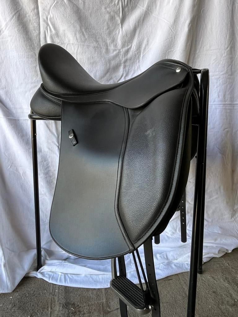 Wintec Dressuurzadel Wintec 500 Hart. Maat 17 en kleur zwart, Dieren en Toebehoren, Paarden en Pony's | Zadels, Ophalen, Zo goed als nieuw