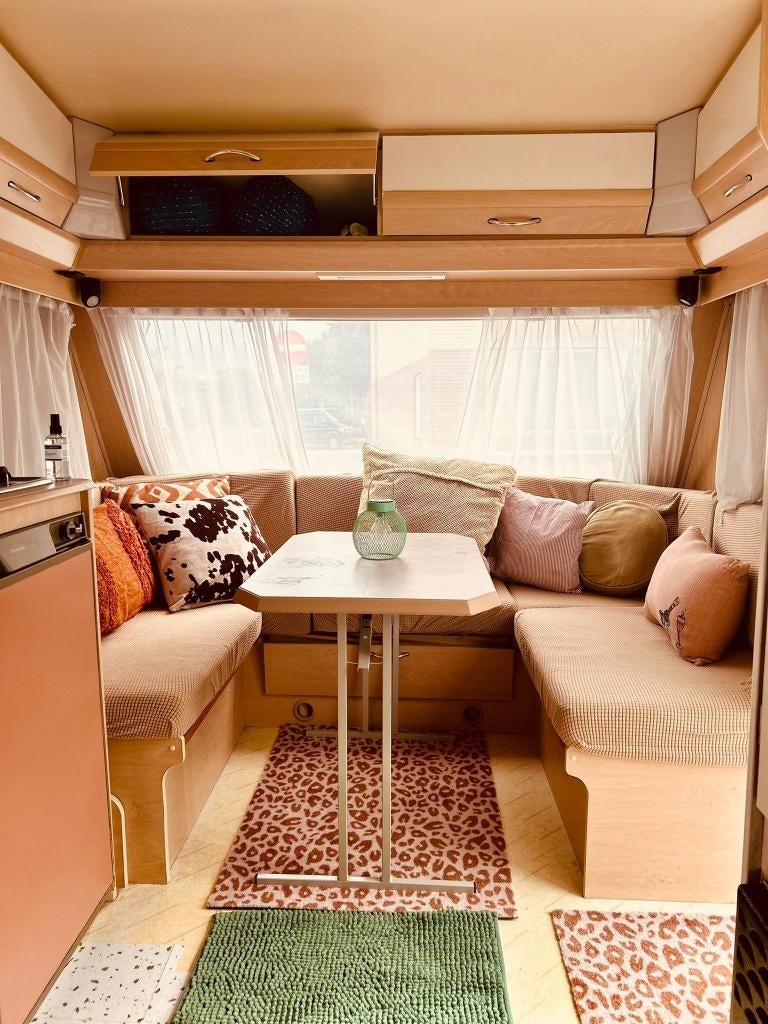 Leuke caravan (met stalling) te koop!, Kachel, Rondzit, Particulier, Vast bed