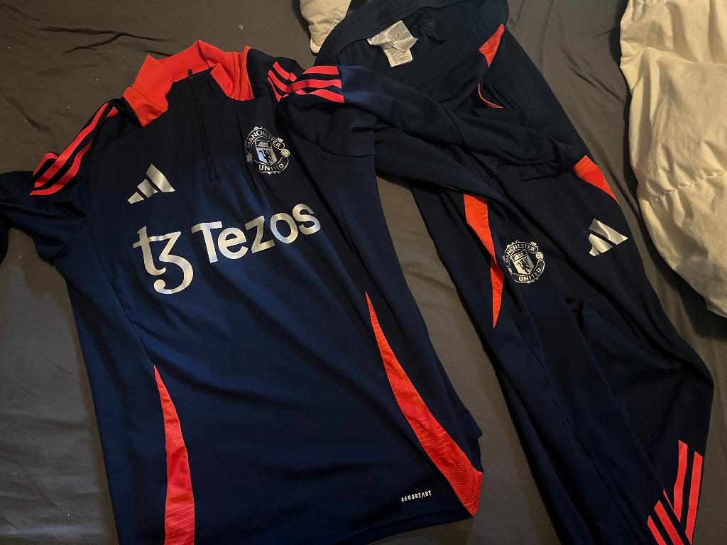 Manchester united 2024-2025, Kleding | Heren, Sportkleding, Overige kleuren, Maat 48/50 (M), Ophalen of Verzenden, Zo goed als nieuw