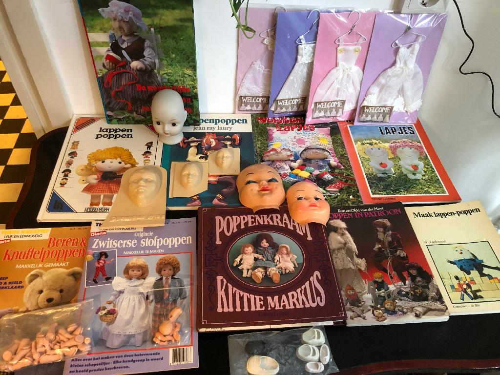 Pakket zelf poppen maken met 10 boeken en toebehoren, Ophalen of Verzenden, Zo goed als nieuw, Poppen maken