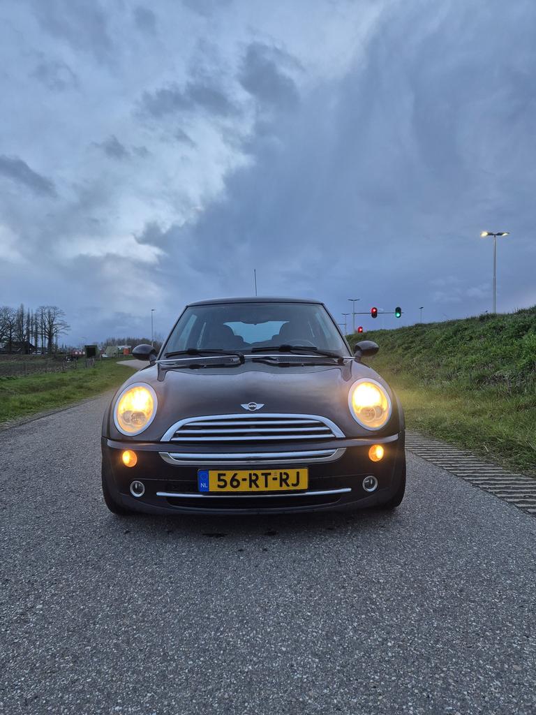 Mini 1.6 16V Cooper 2005 Zwart, Auto's, Voorwielaandrijving, 4 cilinders, 4 stoelen, Zwart
